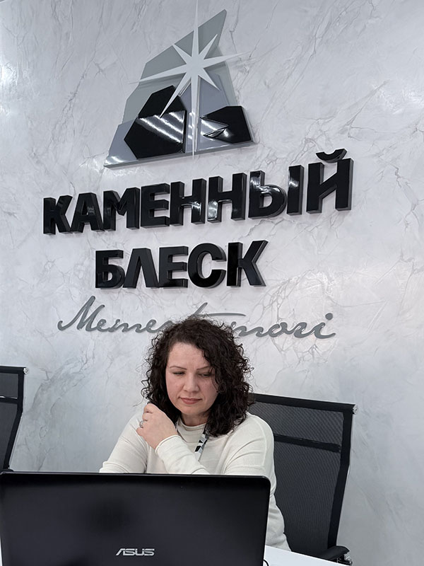 Специалист компании Каменный Блеск проводит бесплатную консультацию и 3D-моделирование памятника в магазине на Карповича