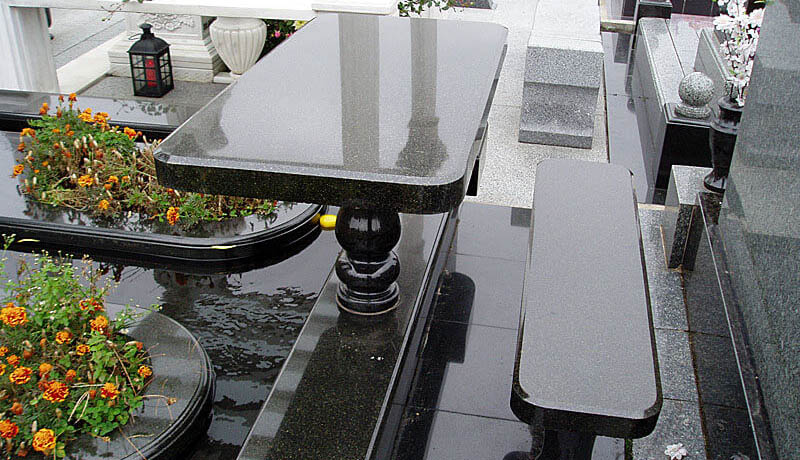 Столик и скамейка на кладбище. Материал - натуральный гранит