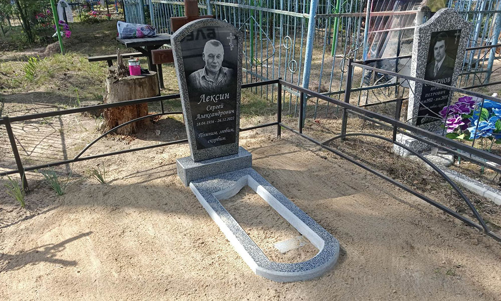 Установка памятника на песчаном грунте в Гомеле – надежный монтаж надгробия на песке