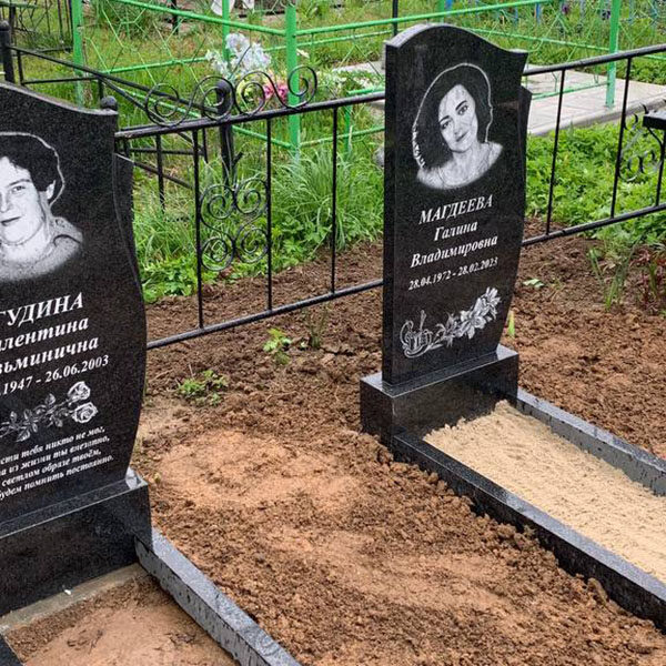 Установка двух гранитных памятников на песке – защита от проседания грунта