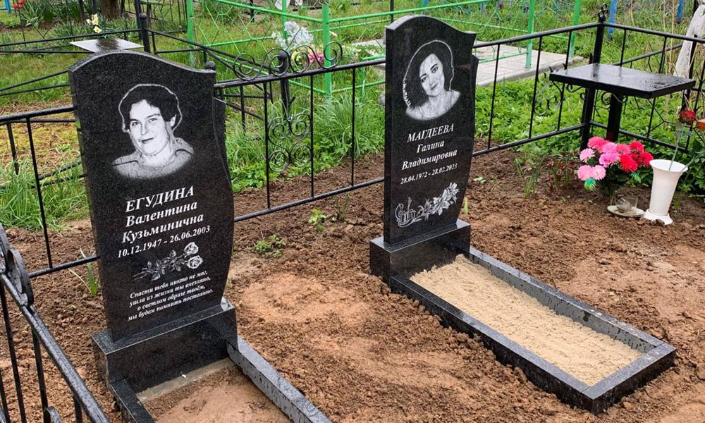 Установка двух гранитных памятников на песке – защита от проседания грунта