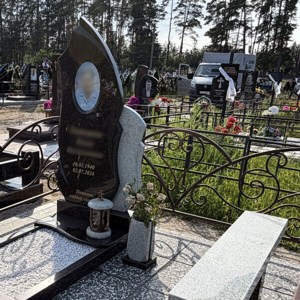 Комбинированный памятник из двух видов гранита – черного и серого.